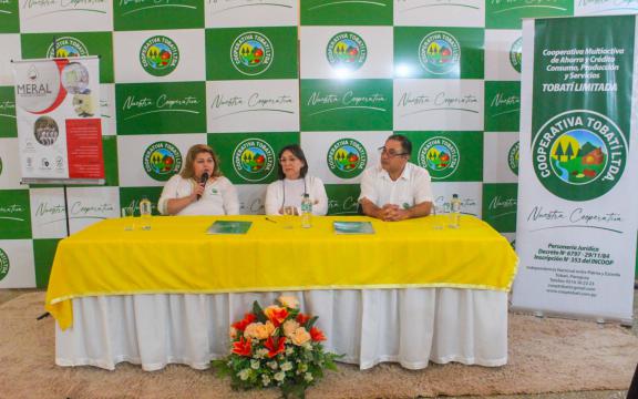 Firma de Convenio con Laboratorios Meral